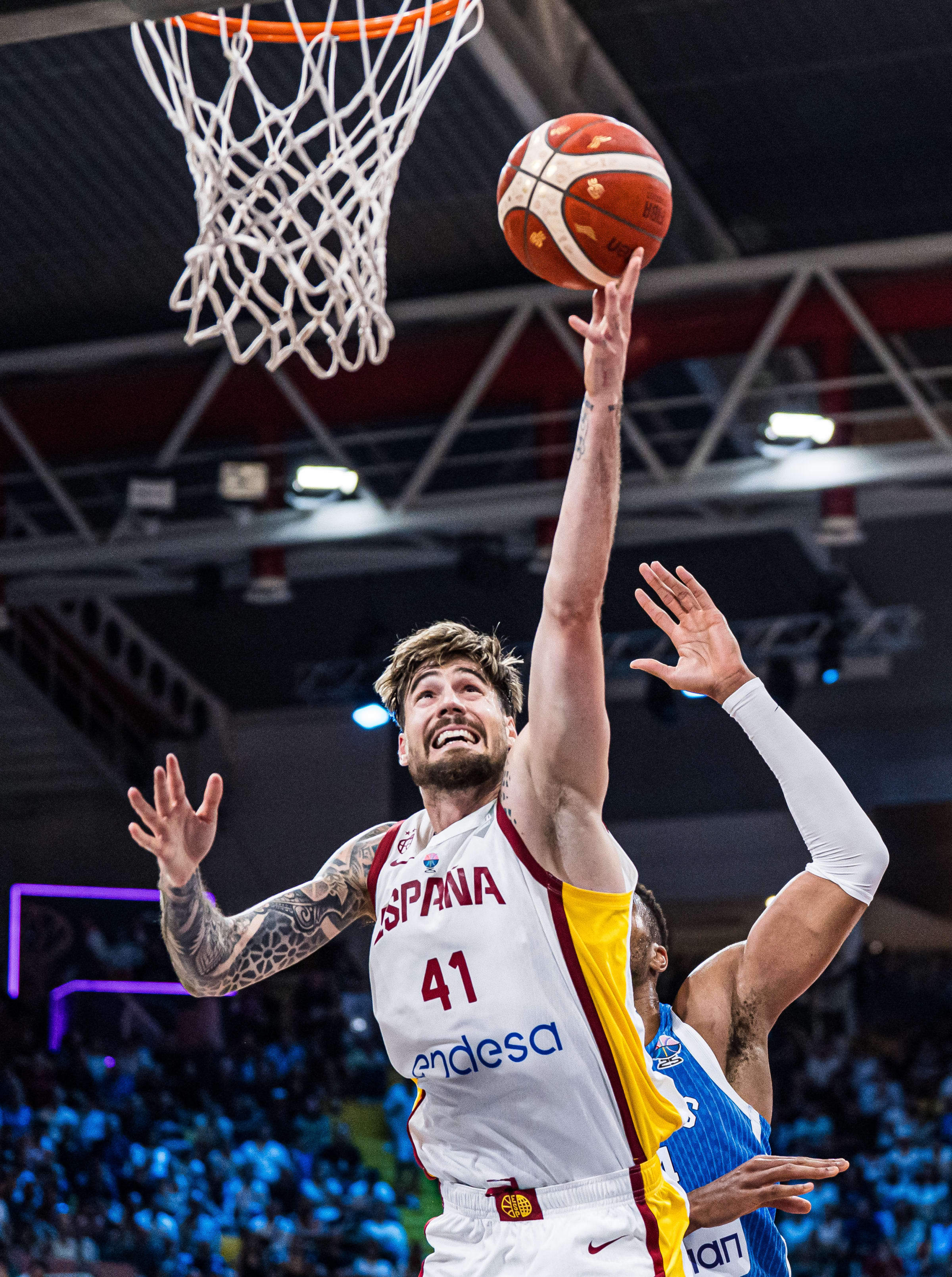 詹姆斯在西班牙队比赛中挺进下一轮，出色防守引发热议！的简单介绍